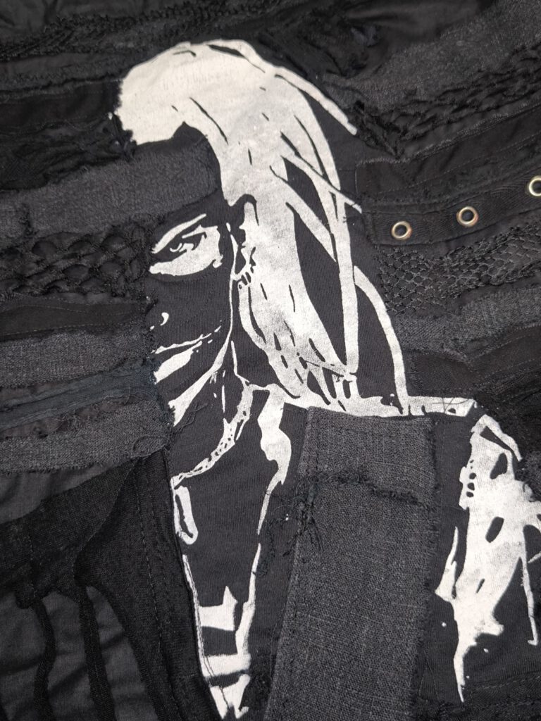 Dshinis Gesicht auf einem handgefertigten Beutel