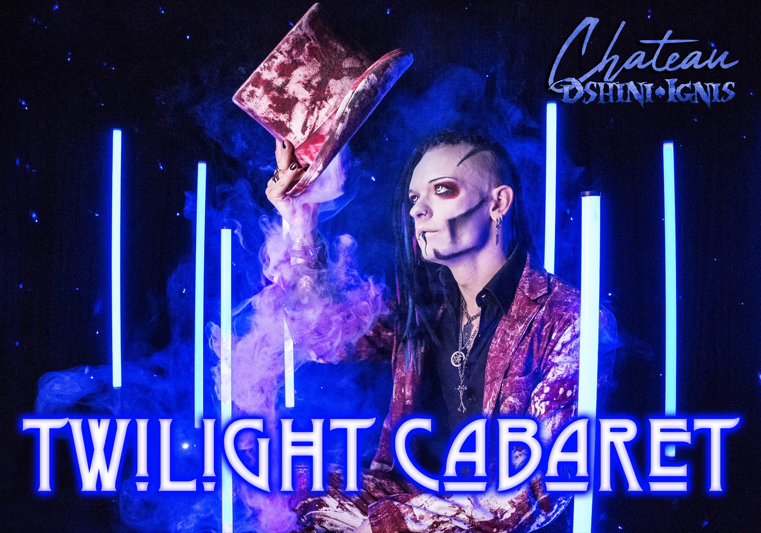 Dshini Ignis auf seiner Bühne, ein Schriftzug "Twilight Cabaret"